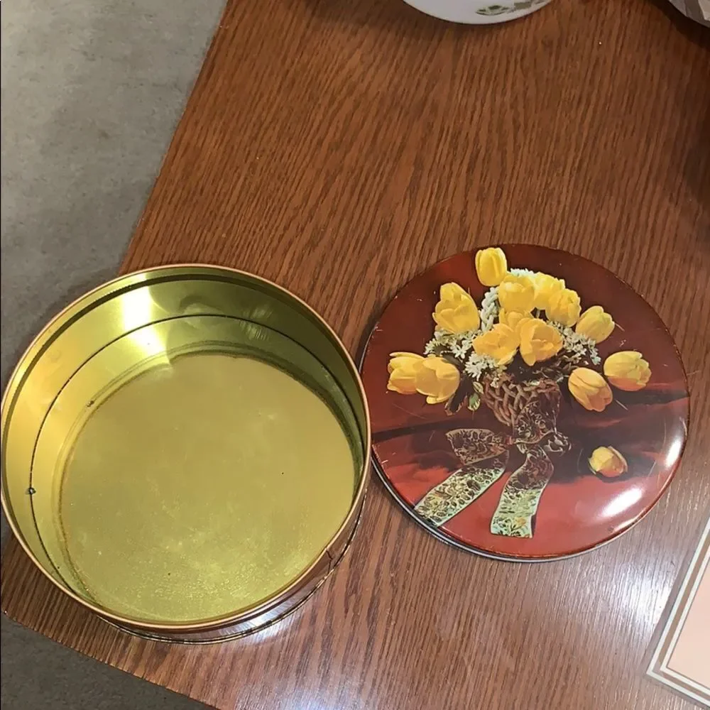 ‎Vintage 50s yellow tulips cookie tin